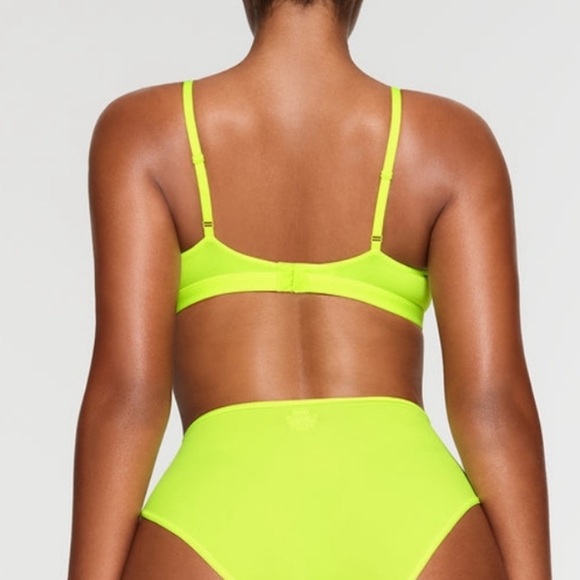 SKIMS Fits Everybody Crossover Bralette — Green Highlighter - Picture 4 of 7